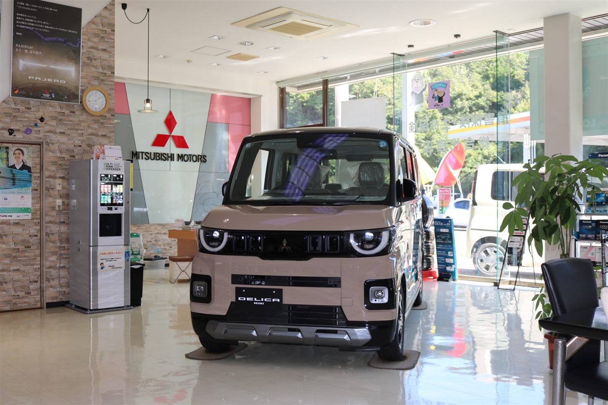 ショールームに展示された新車